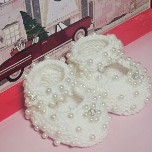 HANDMADE WHITE KNITTING BABY SHOES BY LILIYA COLLECTION